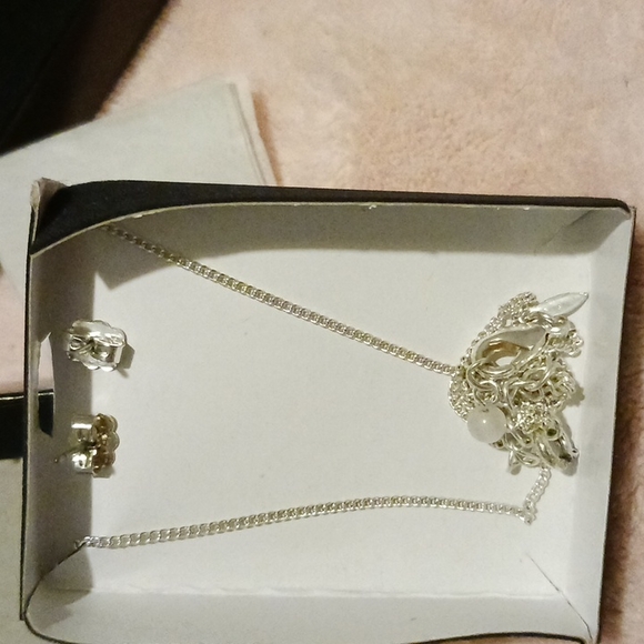 Avon Milla Gift Set. NWOT. - Picture 2 of 6